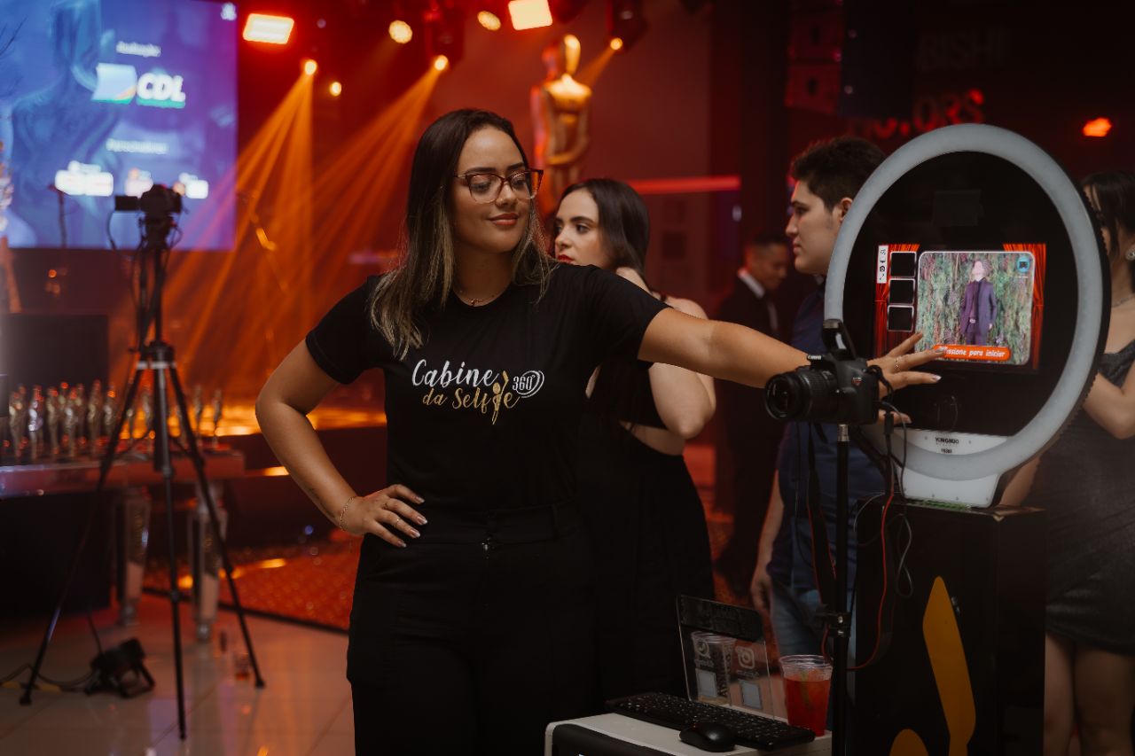 Pessoas sorrindo e se divertindo no evento